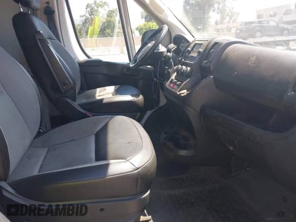 2018 Ram ProMaster Cargo z VIN 3C6TRVAG1JE104105, wystawiony jako IAAI lot #42837950 z przebiegiem 227 034 mil mil oraz . Historia ofert i sprzedaży dostępna na DreamBid. Obrazek 5.