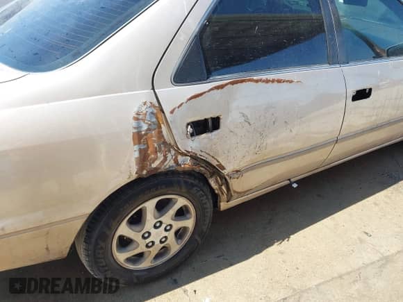 1997 Toyota Camry LE z VIN JT2BF22K5V0069221, wystawiony jako IAAI lot #43226716 z przebiegiem 173 501 mil mil oraz . Historia ofert i sprzedaży dostępna na DreamBid. Obrazek 6.