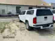 2018 Chevrolet Colorado 2WD LT z VIN 1GCGSCEN1J1165212, wystawiony jako IAAI lot #42221835 z przebiegiem 169 334 mil mil oraz . Historia ofert i sprzedaży dostępna na DreamBid. Obrazek 3.