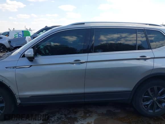 2023 Volkswagen Tiguan SE z VIN 3VV3B7AX0PM006918, wystawiony jako IAAI lot #43334061 z przebiegiem 56 645 mil mil oraz . Historia ofert i sprzedaży dostępna na DreamBid. Obrazek 15.