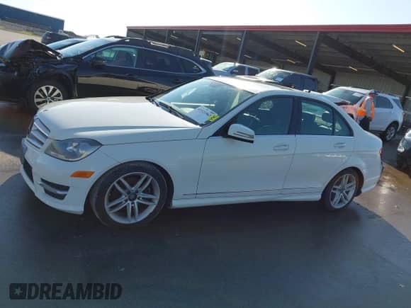 2012 Mercedes-Benz C 300 Sport с VIN WDDGF8BB0CA732420, выставлен на аукционе IAAI как лот 43321963 с пробегом 100 671 миль миль и . История ставок и продаж доступна на DreamBid. Изображение 13.