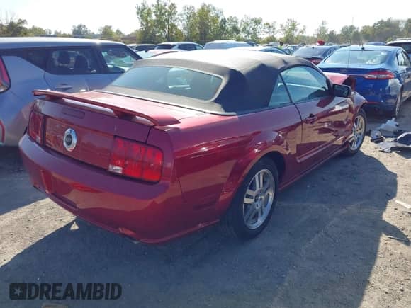 2006 Ford Mustang GT Deluxe z VIN 1ZVFT85H865193554, wystawiony jako IAAI lot #43188971 z przebiegiem 65 402 mil mil oraz . Historia ofert i sprzedaży dostępna na DreamBid. Obrazek 4.