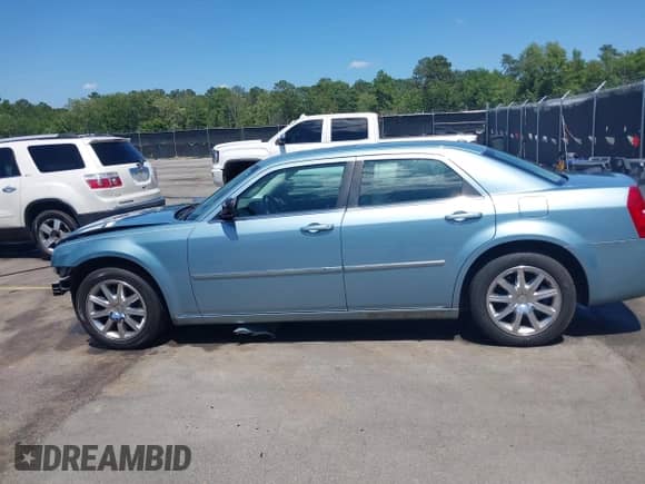 2009 Chrysler 300 Touring с VIN 2C3LA53VX9H565920, выставлен на аукционе IAAI как лот 42303638 с пробегом 153 515 миль миль и . История ставок и продаж доступна на DreamBid. Изображение 14.