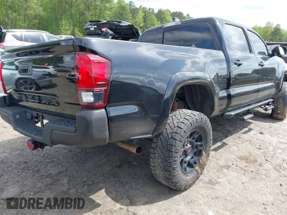 2021 Toyota Tacoma SR5 z VIN 5TFDZ5BN2MX064938, wystawiony jako IAAI lot #42013109 z przebiegiem 40 620 mil mil oraz . Historia ofert i sprzedaży dostępna na DreamBid. Obrazek 4.