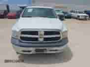 2018 Ram 1500 Tradesman z VIN 1C6RR7FT7JS309341, wystawiony jako IAAI lot #42805407 z przebiegiem 141 005 mil mil oraz . Historia ofert i sprzedaży dostępna na DreamBid. Obrazek 12.
