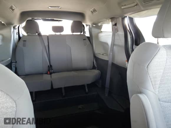 2022 Toyota Sienna LE z VIN 5TDKRKEC4NS085619, wystawiony jako Copart lot #70308655 z przebiegiem 164 960 mil mil oraz Szkoda całkowita • Salvage title. Historia ofert i sprzedaży dostępna na DreamBid. Obrazek 10.