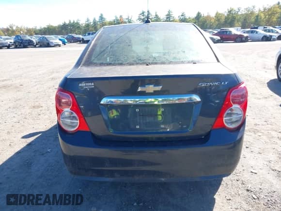 2015 Chevrolet Sonic LT z VIN 1G1JC5SH0F4163799, wystawiony jako IAAI lot #43443981 z przebiegiem 152 776 mil mil oraz . Historia ofert i sprzedaży dostępna na DreamBid. Obrazek 12.