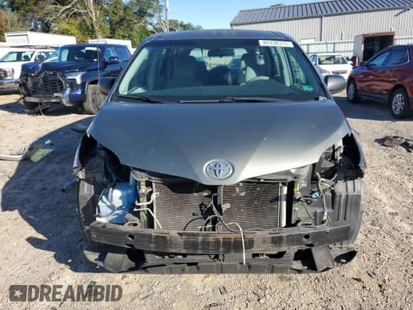 2011 Toyota Sienna z VIN 5TDKA3DC8BS007368, wystawiony jako Copart lot #82438315 z przebiegiem 179 025 mil mil oraz Czysty tytuł • Clean title. Historia ofert i sprzedaży dostępna na DreamBid. Obrazek 5.