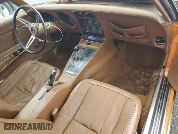 1973 Chevrolet Corvette с VIN 1Z37J3S432698, выставлен на аукционе Copart как лот 54955585 с пробегом 26 949 миль миль и На запчасти • Non repairable. История ставок и продаж доступна на DreamBid. Изображение 8.