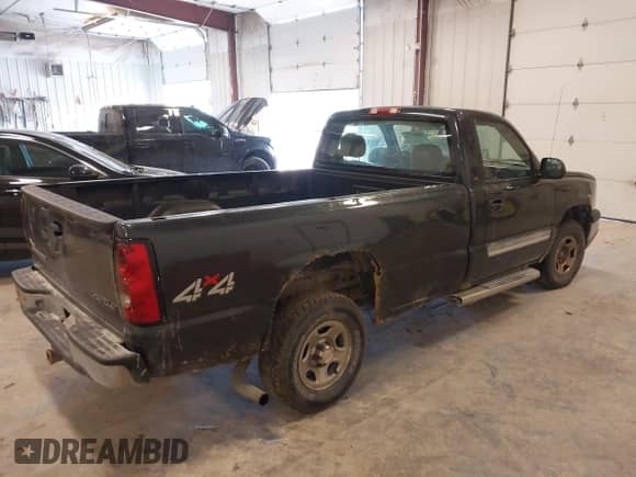2004 Chevrolet Silverado 1500 LS z VIN 1GCEK14T04E225456, wystawiony jako IAAI lot #42469744 z przebiegiem 105 742 mil mil oraz . Historia ofert i sprzedaży dostępna na DreamBid. Obrazek 4.