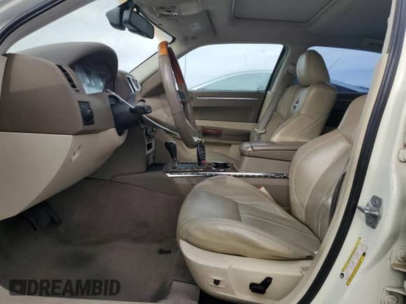 2008 Chrysler 300 C Hemi z VIN 2C3LA63H78H165909, wystawiony jako Copart lot #67643935 z przebiegiem 110 404 mil mil oraz Czysty tytuł • Clean title. Historia ofert i sprzedaży dostępna na DreamBid. Obrazek 7.