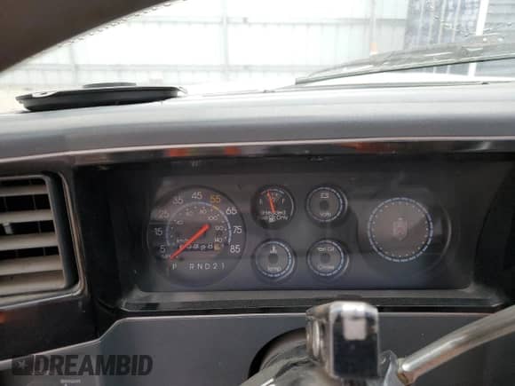 1986 Chevrolet Monte Carlo Sport z VIN 1G1GZ37Z7GR102095, wystawiony jako Copart lot #77247544 z przebiegiem 87 728 mil mil oraz Czysty tytuł • Clean title. Historia ofert i sprzedaży dostępna na DreamBid. Obrazek 9.
