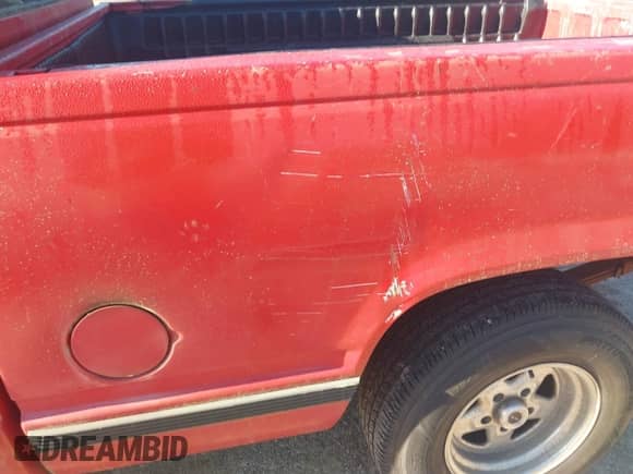 1995 GMC Sierra 1500 z VIN 2GTEC19K1S1587792, wystawiony jako IAAI lot #42213611 z przebiegiem 277 079 mil mil oraz . Historia ofert i sprzedaży dostępna na DreamBid. Obrazek 12.