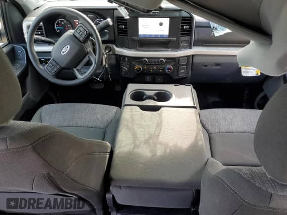 2025 Ford F-250 XL z VIN 1FT8W2BT4SEC78765, wystawiony jako Copart lot #64183485 z przebiegiem 89 mil mil oraz Czysty tytuł • Clean title. Historia ofert i sprzedaży dostępna na DreamBid. Obrazek 8.