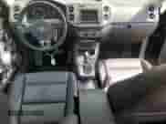 2017 Volkswagen Tiguan Wolfsburg Edition с VIN WVGRV7AX5HW501628, выставлен на аукционе Copart как лот 68383455 с пробегом 55 778 миль миль и Списание • Salvage title. История ставок и продаж доступна на DreamBid. Изображение 8.