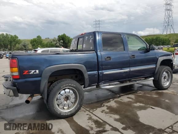 2005 GMC Sierra 1500 SLE z VIN 2GTEK13T751200347, wystawiony jako Copart lot #60863495 z przebiegiem 272 891 mil mil oraz Czysty tytuł • Clean title. Historia ofert i sprzedaży dostępna na DreamBid. Obrazek 3.