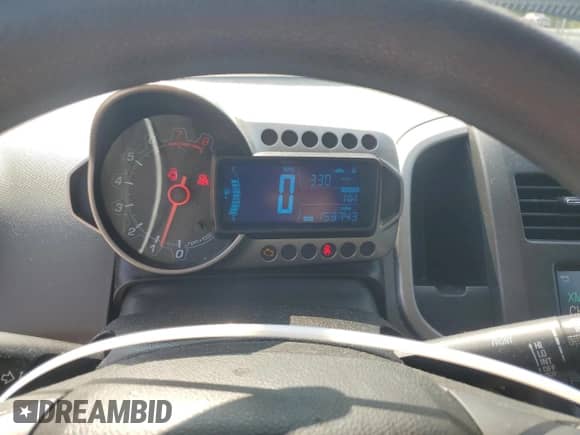 2014 Chevrolet Sonic LT z VIN 1G1JD6SB8E4153079, wystawiony jako Copart lot #70496614 z przebiegiem 153 743 mil mil oraz Czysty tytuł • Clean title. Historia ofert i sprzedaży dostępna na DreamBid. Obrazek 9.
