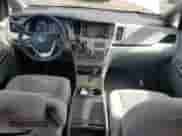 2018 Toyota Sienna LE z VIN 5TDJZ3DC0JS189263, wystawiony jako Copart lot #47955755 z przebiegiem 186 394 mil mil oraz Szkoda całkowita • Salvage title. Historia ofert i sprzedaży dostępna na DreamBid. Obrazek 8.