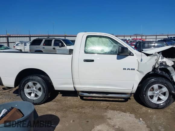 2009 Dodge 1500 ST z VIN 1D3HB16K59J509284, wystawiony jako IAAI lot #41687705 z przebiegiem 150 878 mil mil oraz . Historia ofert i sprzedaży dostępna na DreamBid. Obrazek 14.