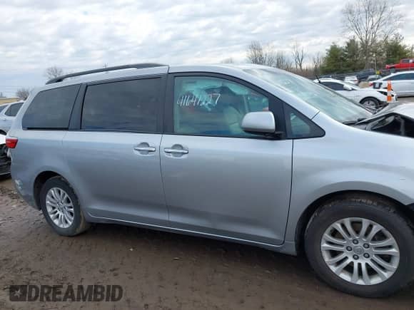 2017 Toyota Sienna XLE Auto Access Seat z VIN 5TDYZ3DC9HS795220, wystawiony jako IAAI lot #41641227 z przebiegiem 86 336 mil mil oraz . Historia ofert i sprzedaży dostępna na DreamBid. Obrazek 12.