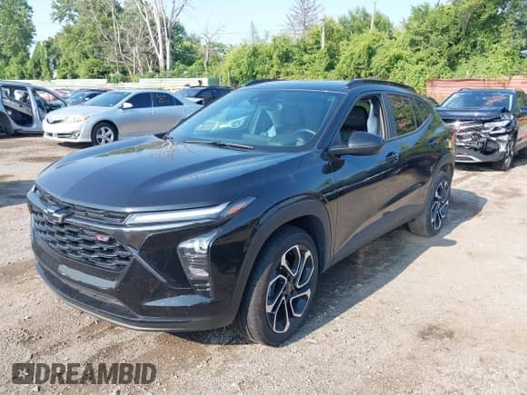 2025 Chevrolet Trax 2RS с VIN KL77LJEP0SC127931, выставлен на аукционе IAAI как лот 42885176 с пробегом 8 916 миль миль и . История ставок и продаж доступна на DreamBid. Изображение 2.