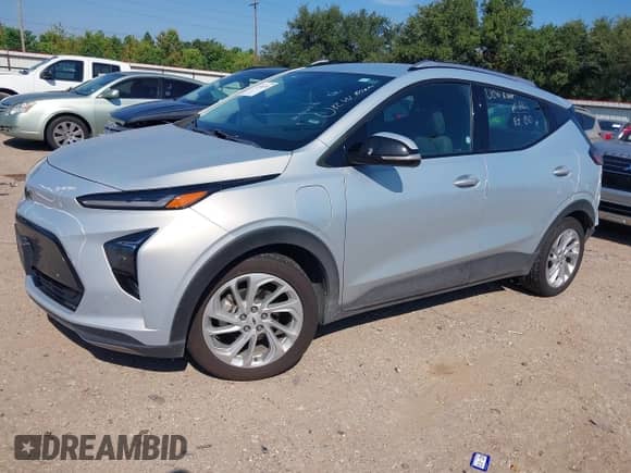 2023 Chevrolet Bolt EUV LT z VIN 1G1FY6S04P4149039, wystawiony jako IAAI lot #43146702 z przebiegiem 84 579 mil mil oraz . Historia ofert i sprzedaży dostępna na DreamBid. Obrazek 2.