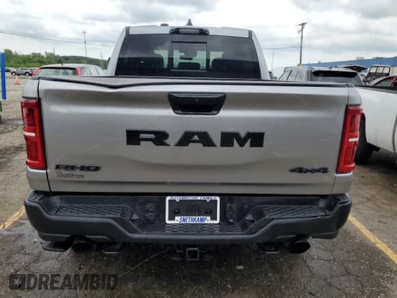 2025 Ram 1500 RHO z VIN 1C6SRFUP2SN573634, wystawiony jako Copart lot #62329235 z przebiegiem 1 406 mil mil oraz Szkoda całkowita • Salvage title. Historia ofert i sprzedaży dostępna na DreamBid. Obrazek 6.