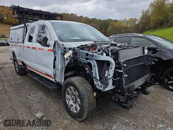 2023 Ford F-250 XLT z VIN 1FT7X2BTXPEC29036, wystawiony jako IAAI lot #43601135 z przebiegiem 32 509 mil mil oraz . Historia ofert i sprzedaży dostępna na DreamBid. Obrazek 9.