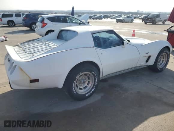 1977 Chevrolet Corvette z VIN 1Z37L7S435042, wystawiony jako Copart lot #44217135 z przebiegiem 72 182 mil mil oraz Czysty tytuł • Clean title. Historia ofert i sprzedaży dostępna na DreamBid. Obrazek 3.