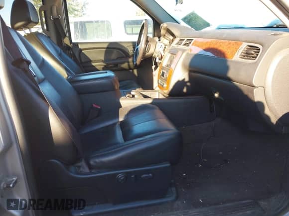 2008 Chevrolet Silverado 2500HD LTZ z VIN 1GCHK23668F203623, wystawiony jako IAAI lot #43422886 z przebiegiem 240 717 mil mil oraz . Historia ofert i sprzedaży dostępna na DreamBid. Obrazek 5.