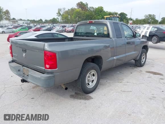 2006 Dodge Dakota ST z VIN 1D7HE22K96S686623, wystawiony jako IAAI lot #43151992 z przebiegiem 296 652 mil mil oraz . Historia ofert i sprzedaży dostępna na DreamBid. Obrazek 3.