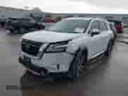2023 Nissan Pathfinder Platinum с VIN 5N1DR3DK3PC204722, выставлен на аукционе IAAI как лот 42470415 с пробегом 22 304 миль миль и . История ставок и продаж доступна на DreamBid. Изображение 19.