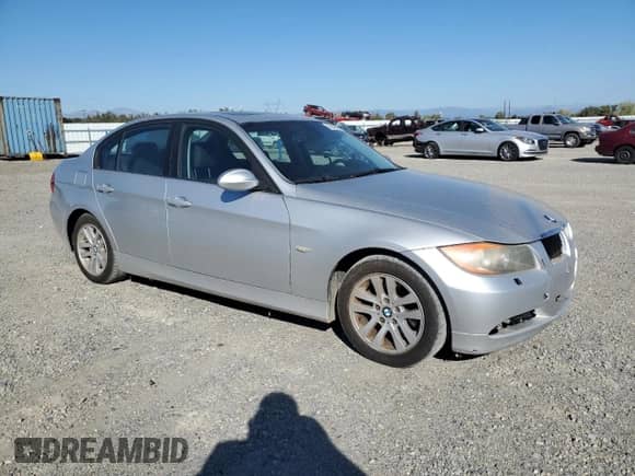 2007 BMW 3 Series 328xi z VIN WBAVC73557KP33136, wystawiony jako Copart lot #85649935 z przebiegiem 178 613 mil mil oraz Czysty tytuł • Clean title. Historia ofert i sprzedaży dostępna na DreamBid. Obrazek 4.
