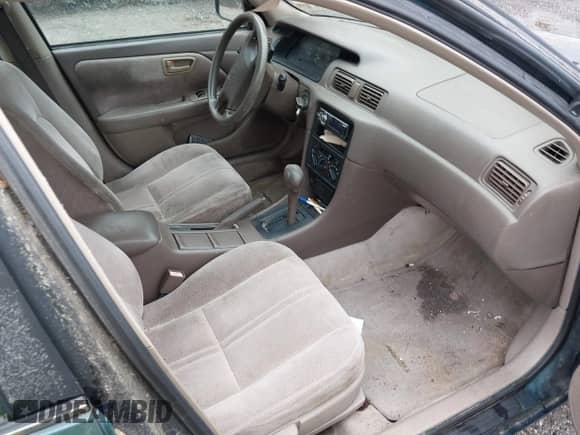 1997 Toyota Camry LE z VIN 4T1BG22K0VU127941, wystawiony jako IAAI lot #43170263 z przebiegiem 185 770 mil mil oraz . Historia ofert i sprzedaży dostępna na DreamBid. Obrazek 5.