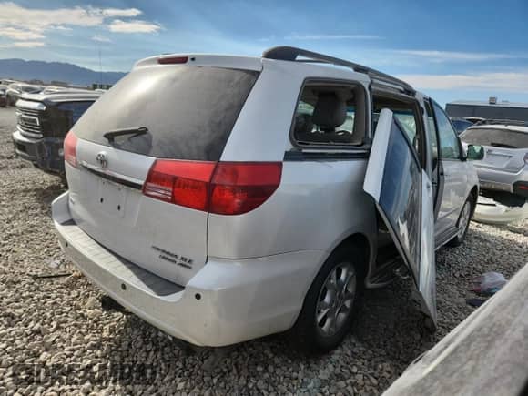2004 Toyota Sienna XLE z VIN 5TDBA22CX4S001118, wystawiony jako Copart lot #65920175 z przebiegiem 251 232 mil mil oraz Szkoda całkowita • Salvage title. Historia ofert i sprzedaży dostępna na DreamBid. Obrazek 3.