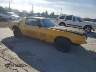 1975 Chevrolet Camaro z VIN 1S87H5N621215, wystawiony jako Copart lot #87172584 z przebiegiem 87 651 mil mil oraz Czysty tytuł • Clean title. Historia ofert i sprzedaży dostępna na DreamBid. Obrazek 4.