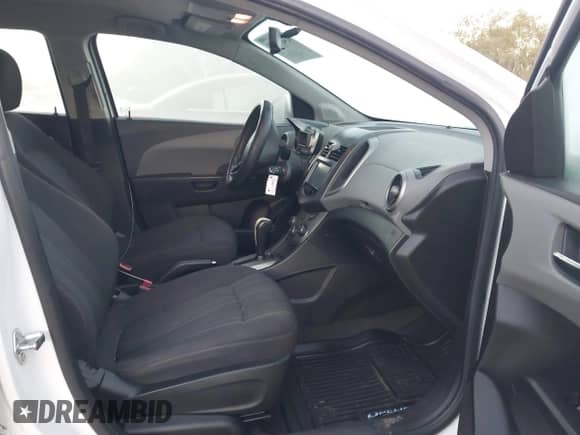 2015 Chevrolet Sonic LT с VIN 1G1JC6SHXF4180339, выставлен на аукционе IAAI как лот 43434958 с пробегом 179 112 миль миль и . История ставок и продаж доступна на DreamBid. Изображение 5.