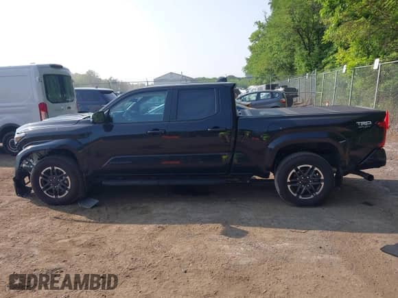 2024 Toyota Tacoma SR5 z VIN 3TMLB5JNXRM054348, wystawiony jako IAAI lot #42437739 z przebiegiem 11 274 mil mil oraz . Historia ofert i sprzedaży dostępna na DreamBid. Obrazek 14.