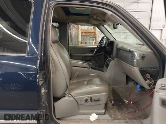2005 Chevrolet Tahoe LS z VIN 1GNEK13T05J152302, wystawiony jako IAAI lot #42308549 z przebiegiem 287 261 mil mil oraz . Historia ofert i sprzedaży dostępna na DreamBid. Obrazek 5.