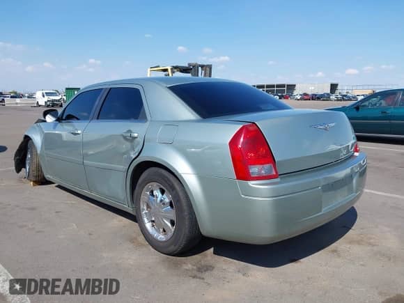 2005 Chrysler 300 300 z VIN 2C3JA43R95H140865, wystawiony jako IAAI lot #43090050 z przebiegiem 88 466 mil mil oraz . Historia ofert i sprzedaży dostępna na DreamBid. Obrazek 3.