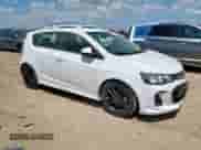 2018 Chevrolet Sonic Premier z VIN 1G1JF6SB2J4111463, wystawiony jako Copart lot #63758135 z przebiegiem 47 598 mil mil oraz Czysty tytuł • Clean title. Historia ofert i sprzedaży dostępna na DreamBid. Obrazek 4.