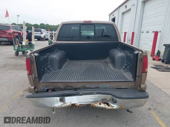 2002 Chevrolet S-10 LS z VIN 1GCDT13W22K195945, wystawiony jako IAAI lot #42862838 z przebiegiem 144 105 mil mil oraz . Historia ofert i sprzedaży dostępna na DreamBid. Obrazek 17.