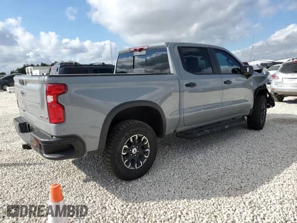 2024 Chevrolet Silverado 1500 ZR2 z VIN 3GCUDHE85RG252676, wystawiony jako Copart lot #71485434 z przebiegiem Nie podano mil oraz Szkoda całkowita • Salvage title. Historia ofert i sprzedaży dostępna na DreamBid. Obrazek 3.