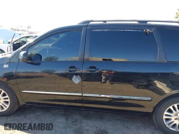 2009 Toyota Sienna XLE z VIN 5TDZK22C69S273555, wystawiony jako IAAI lot #41276221 z przebiegiem 129 160 mil mil oraz . Historia ofert i sprzedaży dostępna na DreamBid. Obrazek 14.