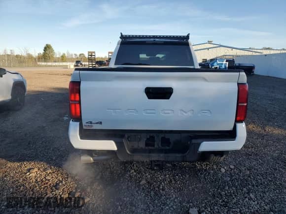 2024 Toyota Tacoma SR5 z VIN 3TYLB5JN6RT040080, wystawiony jako Copart lot #86147085 z przebiegiem 7 596 mil mil oraz Szkoda całkowita • Salvage title. Historia ofert i sprzedaży dostępna na DreamBid. Obrazek 6.