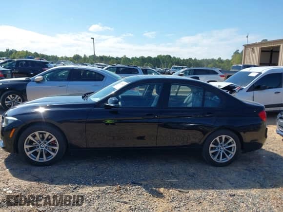 2017 BMW 3 Series 320i z VIN WBA8E1G56HNU13225, wystawiony jako IAAI lot #43127812 z przebiegiem 78 166 mil mil oraz . Historia ofert i sprzedaży dostępna na DreamBid. Obrazek 14.