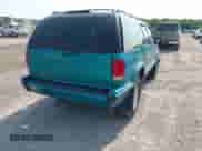 1996 Chevrolet Blazer z VIN 1GNDT13W6T2117371, wystawiony jako IAAI lot #42400587 z przebiegiem 123 603 mil mil oraz . Historia ofert i sprzedaży dostępna na DreamBid. Obrazek 4.