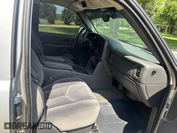 2004 GMC Sierra 1500 SLT z VIN 2GTEK19T341227163, wystawiony jako Copart lot #80357835 z przebiegiem 211 858 mil mil oraz Czysty tytuł • Clean title. Historia ofert i sprzedaży dostępna na DreamBid. Obrazek 5.