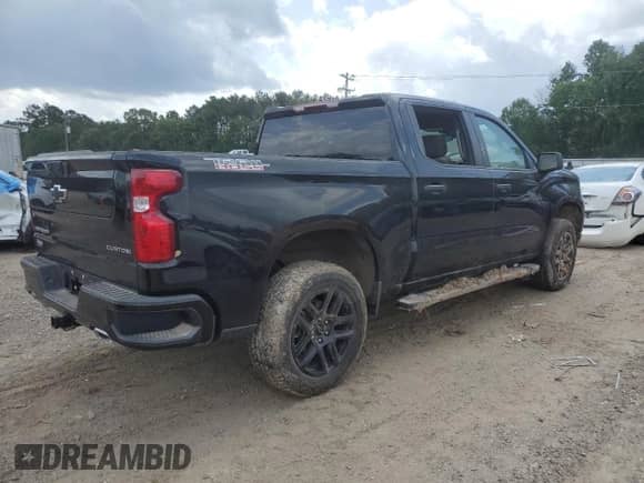 2024 Chevrolet Silverado 1500 Custom Trail Boss z VIN 3GCUDCE86RG359836, wystawiony jako Copart lot #54932715 z przebiegiem Nie podano mil oraz Szkoda całkowita • Salvage title. Historia ofert i sprzedaży dostępna na DreamBid. Obrazek 3.