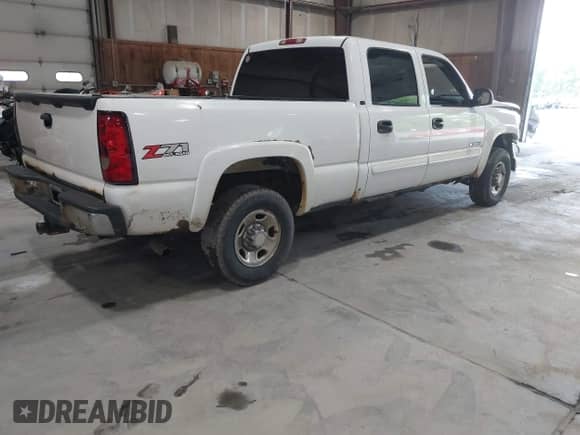 2007 Chevrolet Silverado 1500HD LS z VIN 1GCGK13U97F102188, wystawiony jako IAAI lot #42447177 z przebiegiem 260 613 mil mil oraz . Historia ofert i sprzedaży dostępna na DreamBid. Obrazek 4.